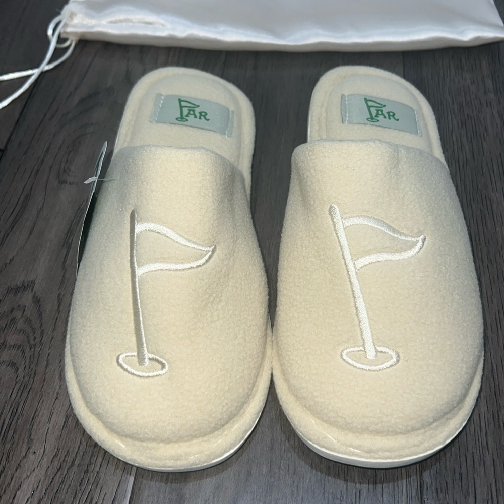 Fleece like house slippers with dust bag